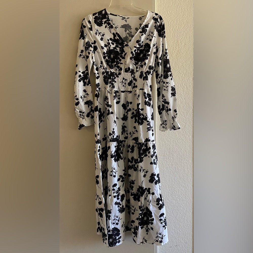 New maxi floral dress size L but it fits small or medium